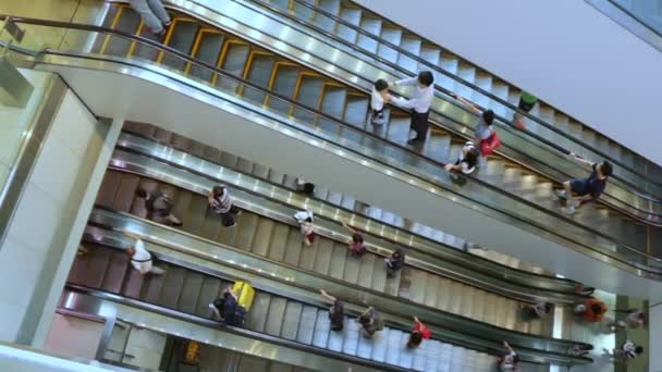 Торговый Центр Гонконге Много Людей Нескольких Эскалаторах Идущих Разных Направлениях — стоковое видео