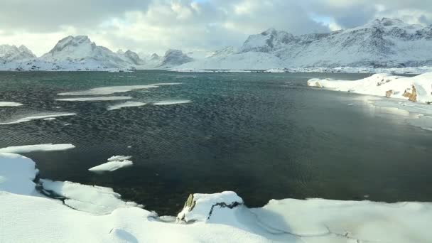 Słoneczny Dzień Zimą Norwegia Mały Fiord Między Ośnieżonymi Górami Skalnymi — Wideo stockowe