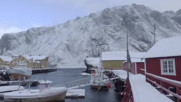 Winter Day Norway Panorama Small Fishing Harbor Snow Capped Rocky — Stockvideo