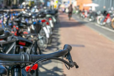 Hollanda 'da. Amsterdam 'da güneşli bir gün. Defocus 'ta Şehir Bisikleti Otoparkı