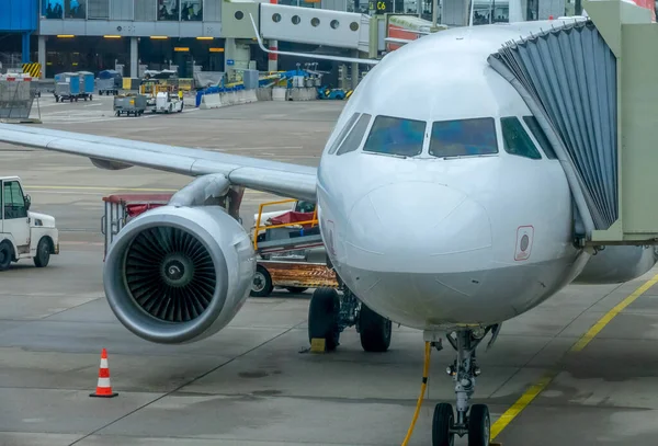 Cloudy Day Modern Airport Airplane Attached Jet Bridge Embarking Disembarking Εικόνα Αρχείου