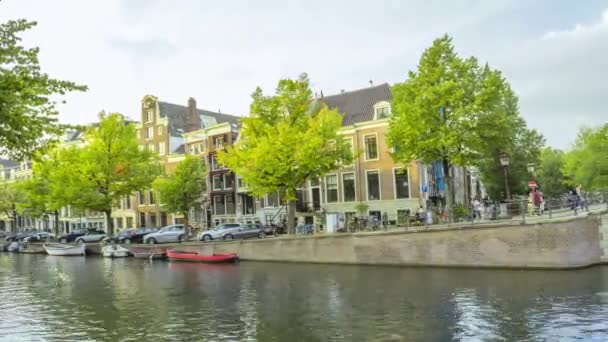 オランダだ アムステルダムの運河堤防 曇った春の夜 パノラマの時間の経過 — ストック動画