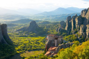 Yaz Yunanistan. Meteora 'daki kaya manastırları. Güneşli bir gün