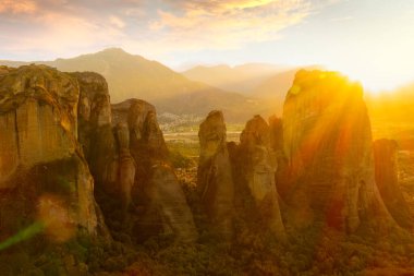 Yaz Yunanistan. Meteora 'daki tuhaf kayalar. Güneşli gün batımı