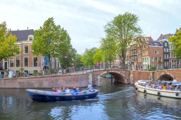 Netherlands Spring Twilight Amsterdam Canal Pleasure Boats Lot Passengers — Stock Photo, Image