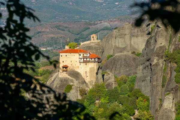Verão Grécia Dia Ensolarado Meteora Mosteiro Penhasco Alto Cercado Por — Fotografia de Stock