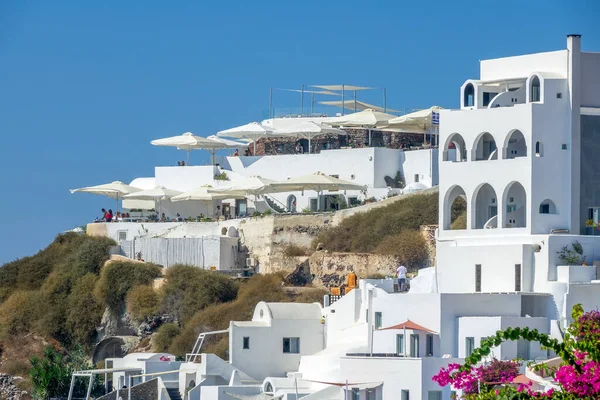 Zomer Griekenland Zonnige Dag Santorini Caldera Balkons Parasols Witte Huizen — Stockfoto