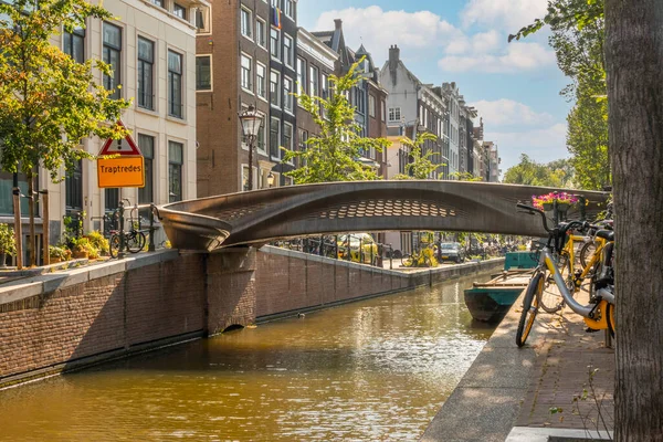 Nederländerna Sommardag Amsterdam Bryggan Över Kanal Tryckt Skrivare Skylt Med — Stockfoto