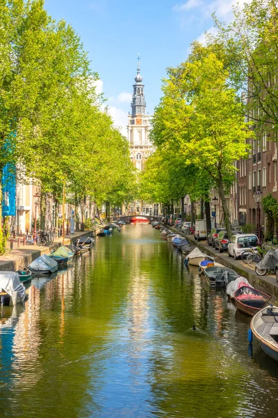 Κάτω Χώρες Ηλιόλουστη Καλοκαιρινή Μέρα Στο Κανάλι Του Άμστερνταμ Πάρκαρε — Φωτογραφία Αρχείου