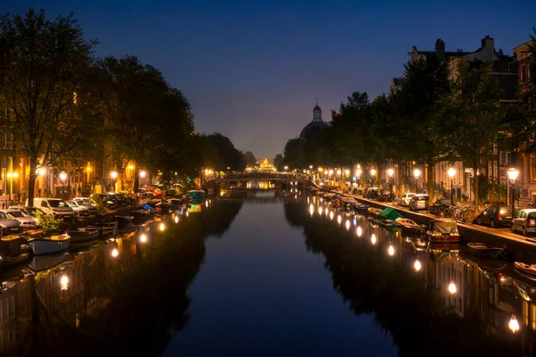 Nizozemsko Dobrou Amsterdam Lucerny Zaparkovaná Auta Náspech Mnoho Lodí Kotví — Stock fotografie