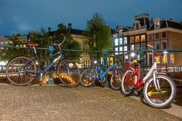 Netherlands Night Amsterdam Three Bicycles Man Woman Child Parked Canal — Stock Photo, Image