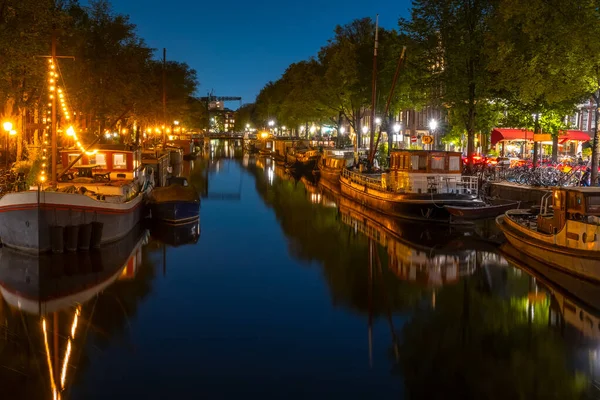 Nederländerna Amsterdams Nattliga Kanal Och Molnfri Himmel Bostäder Pråmar Och — Stockfoto
