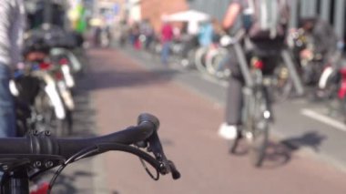 Hollanda 'da. Amsterdam 'daki bisiklet parkında güneşli bir gün. Yavaş çekim