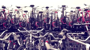 Hollanda 'da. Amsterdam Merkez İstasyonu yakınlarında iki katlı büyük bir bisiklet parkı. Eski film stili