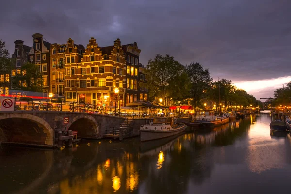 Nederländerna Molnkväll Vid Amsterdams Kanal Husbåtar Och Båtar Ligger Förtöjda — Stockfoto