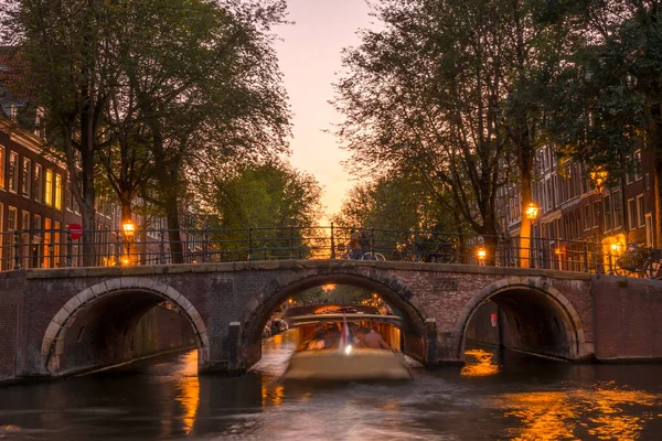 Nederländerna Rosa Solnedgång Amsterdamkanalen Fritidsbåt Stenbron — Stockfoto