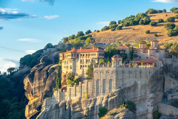 Ελλάδα Ηλιόλουστη Καλοκαιρινή Μέρα Στα Μετέωρα Μεγάλο Μοναστήρι Βράχο Κοντά — Φωτογραφία Αρχείου