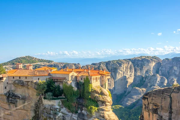 Grecia Día Claro Verano Meteora Varios Edificios Monasterio Roca Con — Foto de Stock