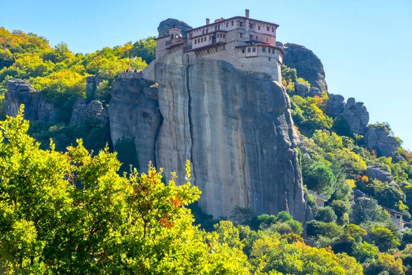 Grécia Dia Verão Ensolarado Meteora Mosteiro Topo Rocha Contra Pano — Fotografia de Stock