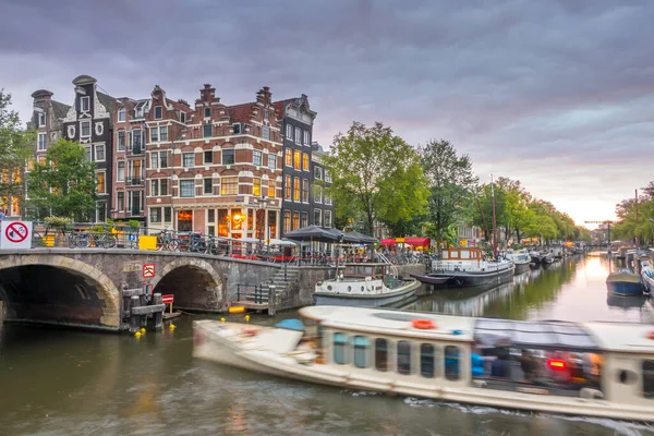 Países Bajos Crepúsculo Nublado Canal Amsterdam Las Casas Flotantes Los Imagen De Stock