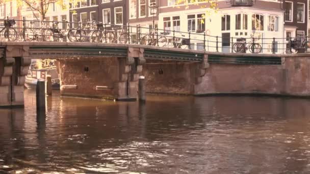 Nederländerna Solig Sommardag Amsterdam Stenbro Och Cyklar Nära Staketet — Stockvideo