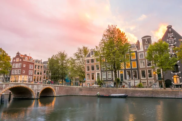 Κάτω Χώρες Ηλιοβασίλεμα Στο Κανάλι Του Άμστερνταμ Παλιό Πέτρινο Γεφύρι — Φωτογραφία Αρχείου