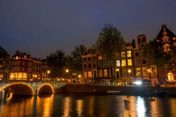 Hollanda Amsterdam Kanalında Bir Gece Eski Taş Köprü Setin Üzerindeki — Stok fotoğraf