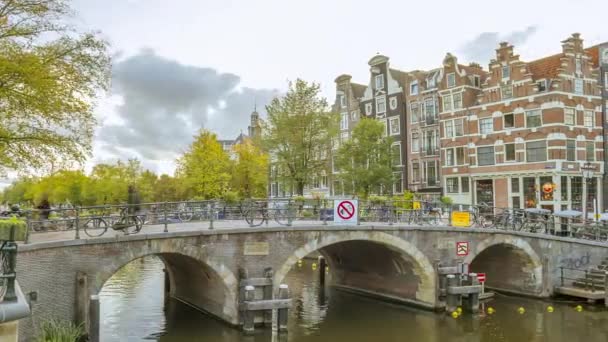 Netherlands Panorama Evening Embankment Amsterdam Stone Bridge Bicycles Fence Houseboats — Stockvideo