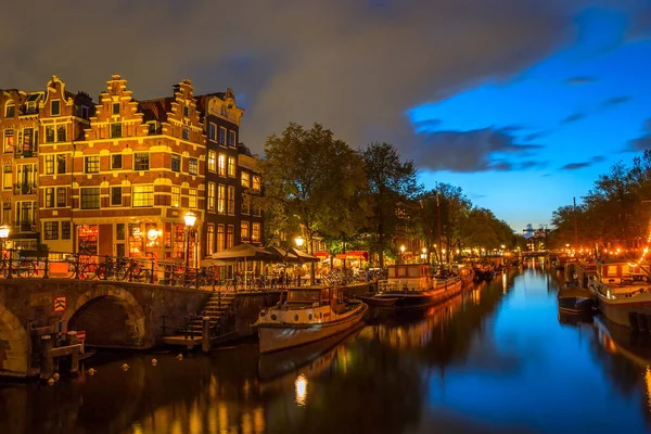 Netherlands Evening Embankment Amsterdam Stone Bridge Bicycles Fence Houseboats — ストック写真