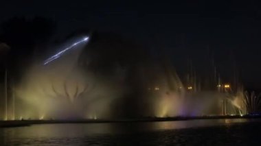 Savaş öncesi Ukrayna. Vinnitsa şehrinin parkında bir yaz akşamı. Dans eden Ukraynalılarla çeşmeler ve lazer gösterisi
