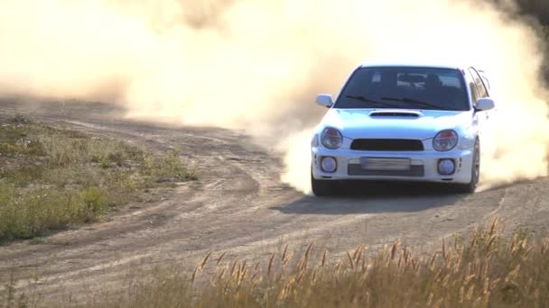 Día Soleado Verano Coche Rally Pasando Una Esquina Una Gran — Vídeos de Stock