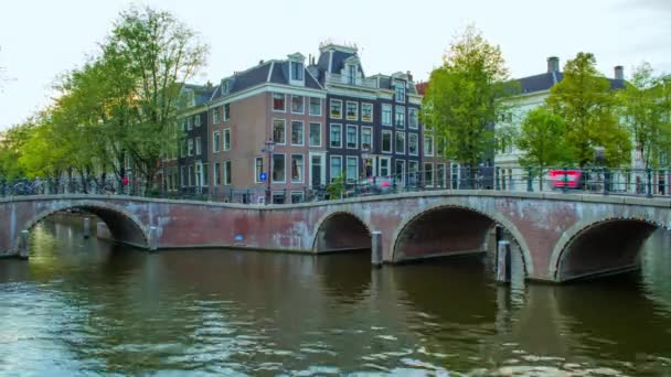 암스테르담 운하에는 다리가물 제방에 심하게 막히고 밤으로 바뀌고 시간의 — 비디오