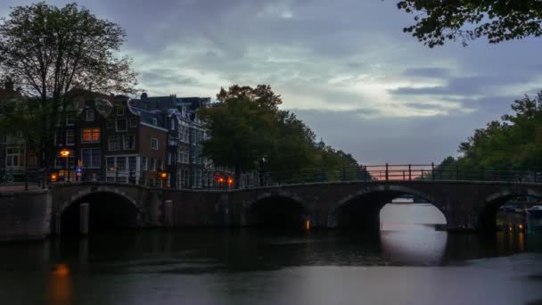 Hollandiában Nyári Reggel Amszterdami Csatornán Napsütéses Hajnal Hirtelen Esős Időjárássá — Stock videók
