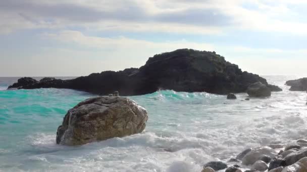海滨阳光灿烂的一天 海岸石上浪花汹涌 浪花汹涌 — 图库视频影像