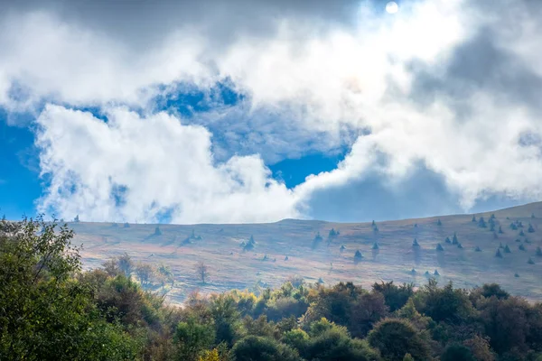 夏天乌克兰喀尔巴阡山脉 天空中的云彩和阳光用草堆照亮了山坡 — 图库照片