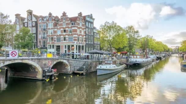 Netherlands Summer Evening Crossroads Two Canals Amsterdam Typical Buildings Busy — Vídeo de Stock