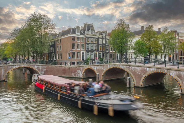 Netherlands Summer Sunset Canals Amsterdam Pleasure Boat Floats Bridges Traditional — Stock Photo, Image