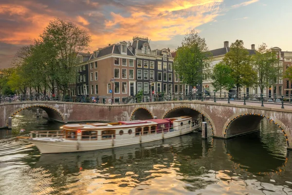 Nizozemsko Letní Západ Slunce Kanálech Amsterdamu Pod Mostu Vyplouvá Příjemný — Stock fotografie