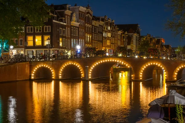 Netherlands Illuminated Bridge Canal Amsterdam Night Many Bicycles Parked Fence Imagens De Bancos De Imagens Sem Royalties