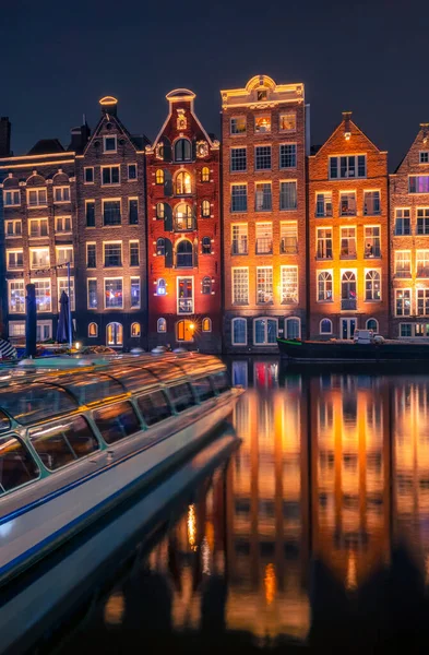 Hollanda Gece Amsterdam Turist Teknesi Deniz Kenarındaki Otantik Evlerin Renkli — Stok fotoğraf
