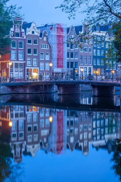 Hollanda Amsterdam Kanalı Ndaki Taş Köprü Bir Sürü Park Edilmiş — Stok fotoğraf