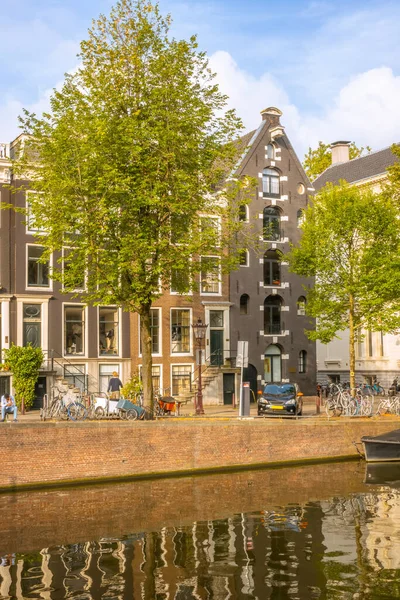 네덜란드 암스테르담 전형적 건물들의 모습입니다 자전거와 — 스톡 사진
