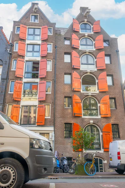 네덜란드 암스테르담의 거리에 전형적 건물들의 모습입니다 셔터가 — 스톡 사진