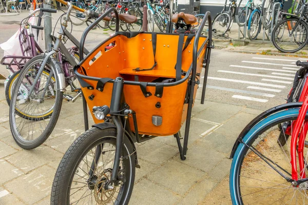 Κάτω Χώρες Καλοκαιρινή Μέρα Στο Άμστερνταμ Πολλά Ποδήλατα Στο Δρόμο — Φωτογραφία Αρχείου
