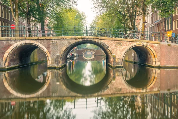 Nederländerna God Morgon Amsterdamkanalen Serie Broar Med Reflektioner Och Lugnt — Stockfoto