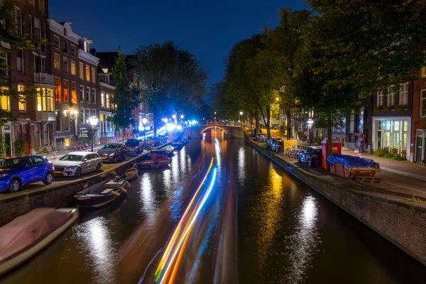 Nederländerna Typiska Holländska Hus Nattbanken Amsterdam Parkerade Bilar Och Båtar — Stockfoto
