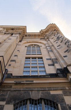 bir evin önünde dikey görünüm