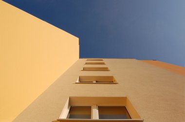 bir evin önünde dikey görünüm