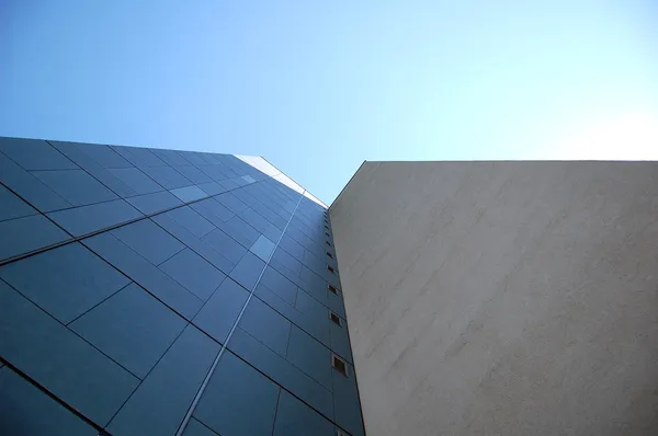 bir evin önünde dikey görünüm