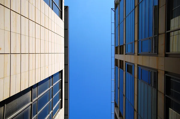 bir evin önünde dikey görünüm